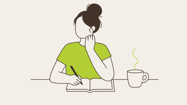 Papier trägt mit Eine Person mit einem grünen Shirt, die nachdenklich einen Stift über ein Notizbuch hält, neben einer Tasse.